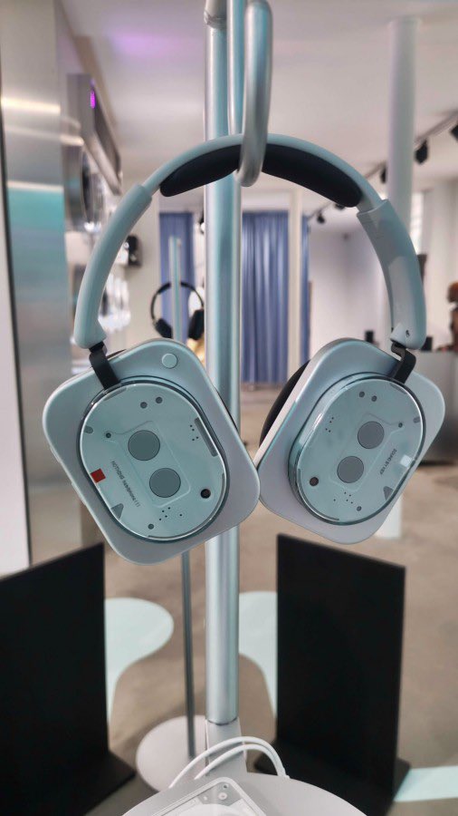 tech_odigy's tweet photo. Nothing’s Over-the-head, Headphone (1) renders leaked :

- Exterior design inspired by old cassette tapes
- Developed in collaboration with the British company KEF, one of the high end audio products producers. https://t.co/Z0PnCRHsO2