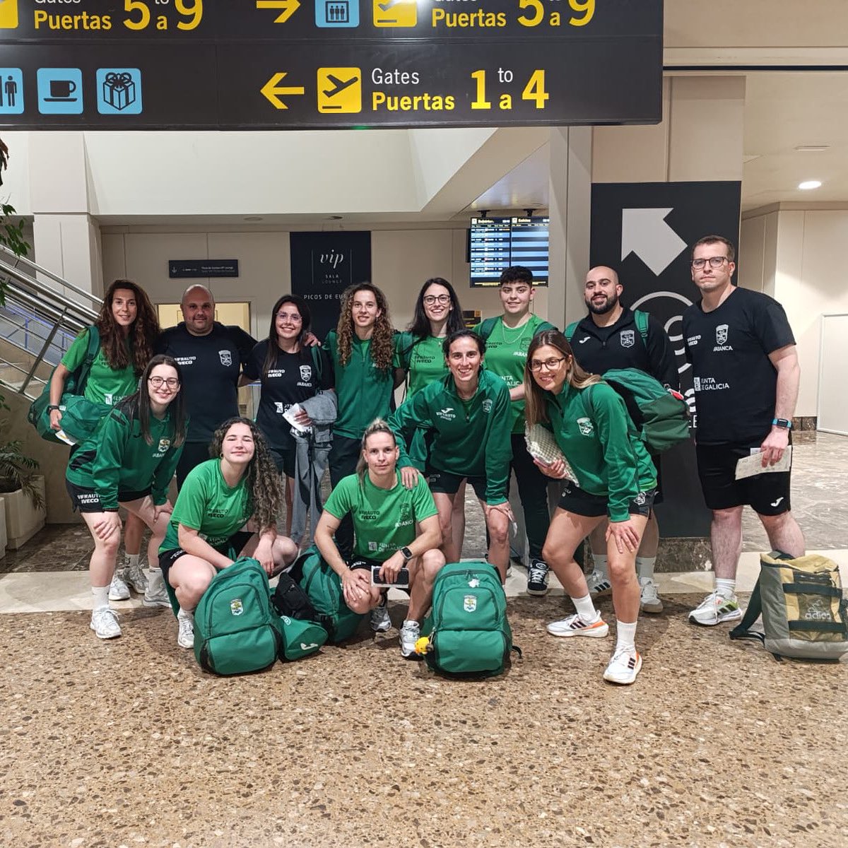 ✈️🏟️ Xa estamos aquí! 

As nosas acaban de aterrizar e están listas para deixalo todo na cancha no encontro decisivo de maña 💪🏾🔥

💚 Gracias polo apoio a tod@s! #TodoAoVerde 🟢

#VilalbaQuereFutsal 💚