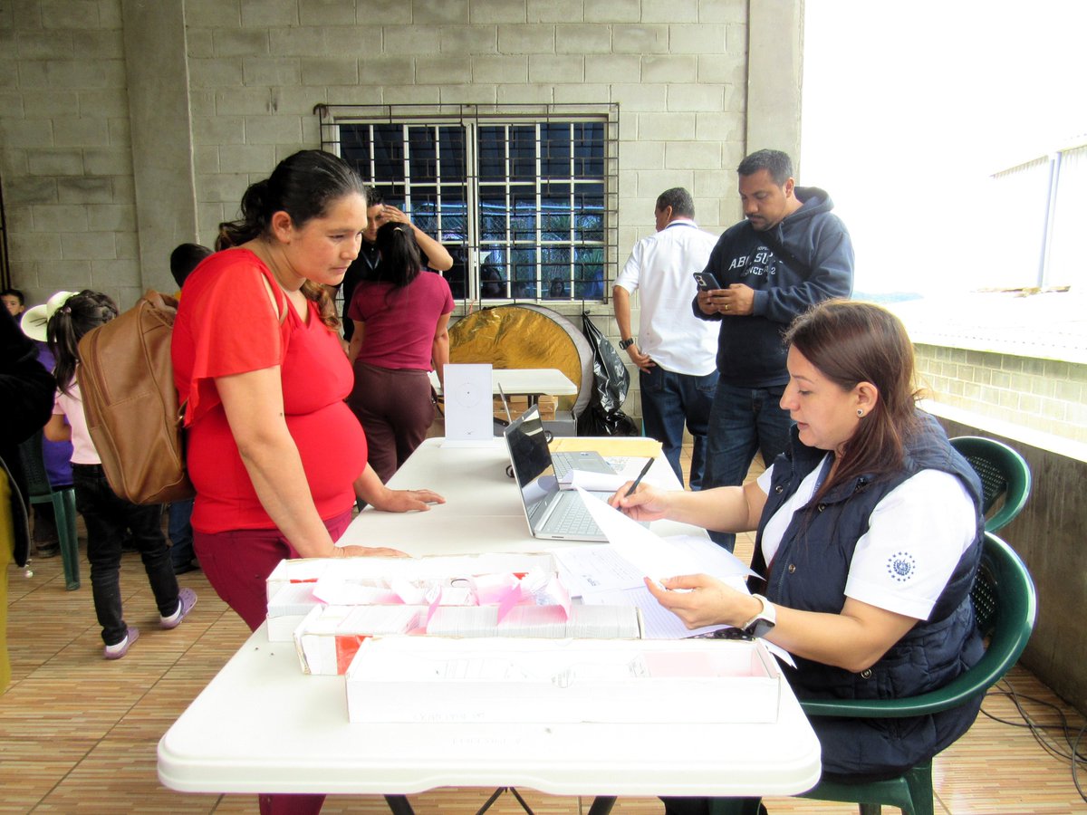 Adriana Mira (@adrianamirasv) on Twitter photo En coordinación con el <a href="/rnpn_sv/">RNPN El Salvador</a>, nuestra Dirección de Soberanía continúa el proceso de carnetización en el sector Las Pilas, San Ignacio, facilitando el tránsito fronterizo seguro a personas de zonas delimitadas por la Corte Internacional de Justicia del 11 de septiembre de 1992. En coordinación con el <a href="/rnpn_sv/">RNPN El Salvador</a>, nuestra Dirección de Soberanía continúa el proceso de carnetización en el sector Las Pilas, San Ignacio, facilitando el tránsito fronterizo seguro a personas de zonas delimitadas por la Corte Internacional de Justicia del 11 de septiembre de 1992.