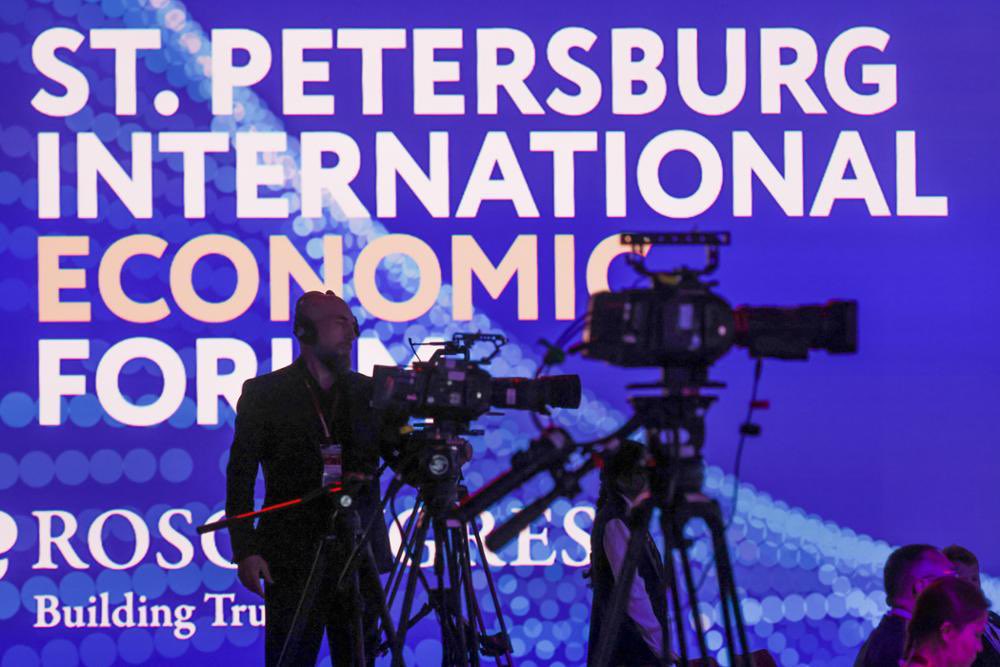 ⚡️  ¡Los dos primeros días del #SPIEF2025 han llegado a su fin!

💬 María #Zajárova: "Exposiciones de presentación interesantes, una agenda informativa y muy rica, temas de discusión muy actuales. El programa empresarial incluye 150 eventos".

SEPA MÁS 👉 t.me/MAERusia/5992