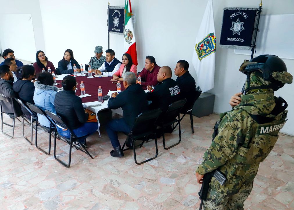 ENCABEZA <a href="/TonantzinFdz/">Tonantzin Fernández</a> reunión sobre seguridad en San Matías #Cocoyotla

+ En esta junta auxiliar de San Pedro #Cholula vecinos reportan presencia de pequeños grupos dedicados al robo en vía pública y domicilios

📰 tinyurl.com/29d4gzlu