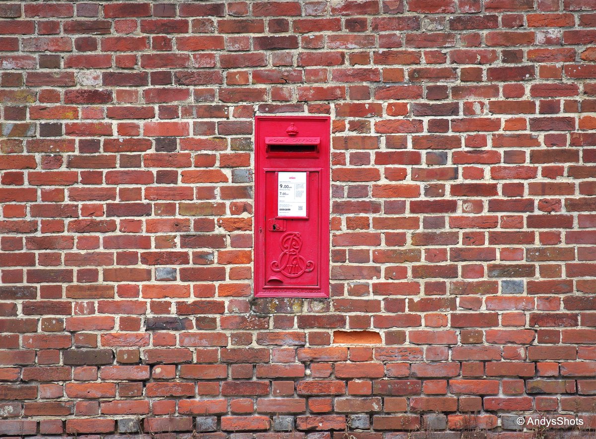 AndysShots123's tweet image. #postboxsaturday
Edward VII lampbox from Canterbury, Kent.
All in all you're just "Another Brick In The Wall"
@letterappsoc