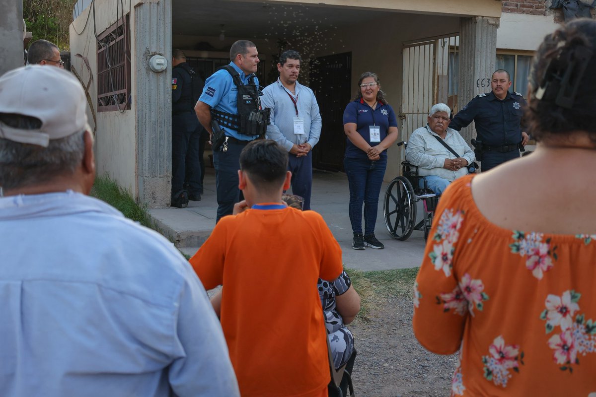 Vecinas y vecinos de la colonia Aves del Castillo participaron en la Reunión de Policía Comunitario.

💬 Escuchamos sus inquietudes y reforzamos la colaboración por un Cajeme más seguro.

#SeguridadCiudadana #Cajeme #PolicíaComunitario