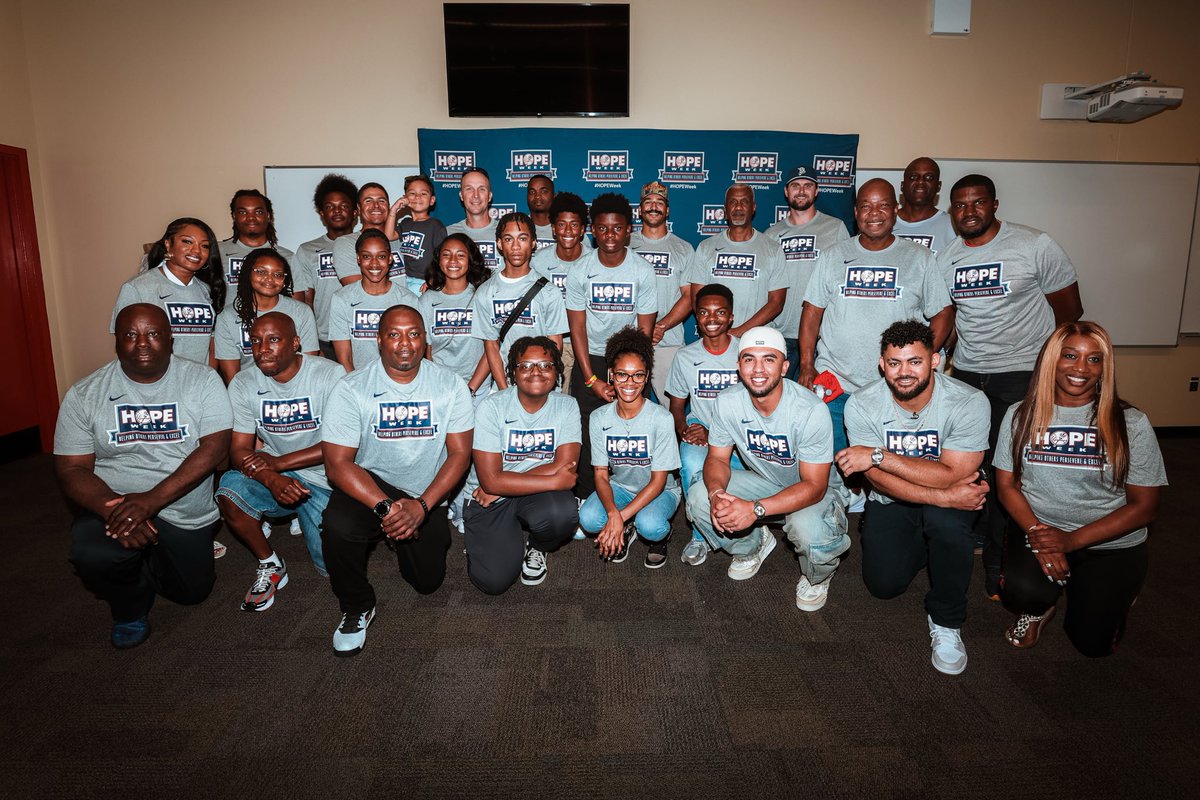 Yankees_Beisbol's tweet photo. En el último día de la #HOPEWeek, los Yankees rindieron un homenaje a Brian Worthington, fundador de la organización sin fines de lucro NY Metro Black Pilots of America (NYMBPA), que busca acercar a comunidades desatendidas y con recursos limitados a la industria de la aviación ✈️
Worthington, quien creció en un complejo de viviendas públicas en Queens, junto al Aeropuerto LaGuardia, tuvo un camino personal difícil para convertirse en piloto.
Hoy, él y otros miembros de NYMBPA buscan eliminar las barreras que enfrentaron, utilizando sus propias avionetas para instruir a estudiantes de color, cubriendo la mayoría de los costos de su propio bolsillo. Solo en lo que va del año, la organización ha impactado a más de 300 jóvenes 💙