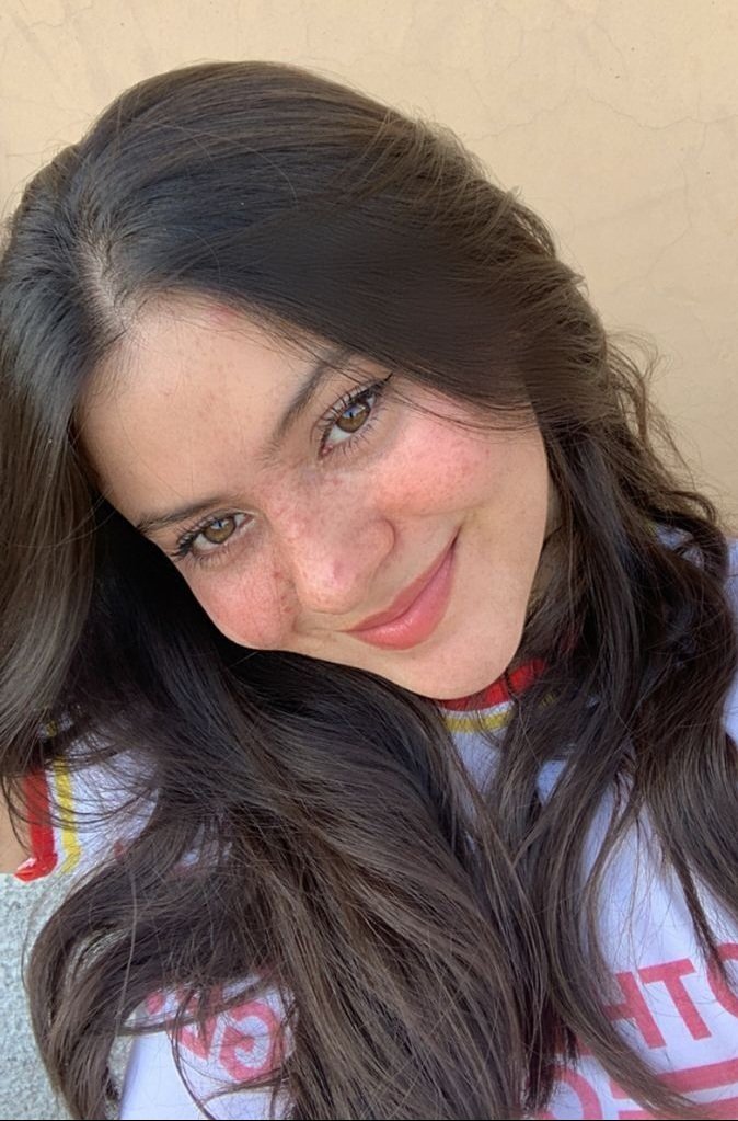 مساكون حلويات  . . ♥️

يفتح الإنسان ذراعيه للحب فيصلب  . . 🖤

نسيمة وهمساتها ✍️ #مساء_الخير