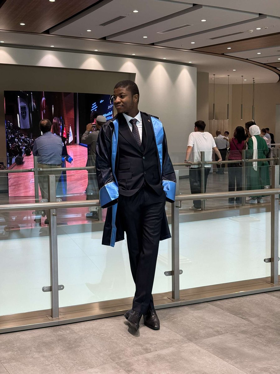 BujiYusuf's tweet image. Alhamdulillah, forever grateful to the Almighty for His blessings and strength. Hard work, faith, and perseverance led to this moment. 🎓 #GradVibes #Blessed #Graduation #mezuniyet2025