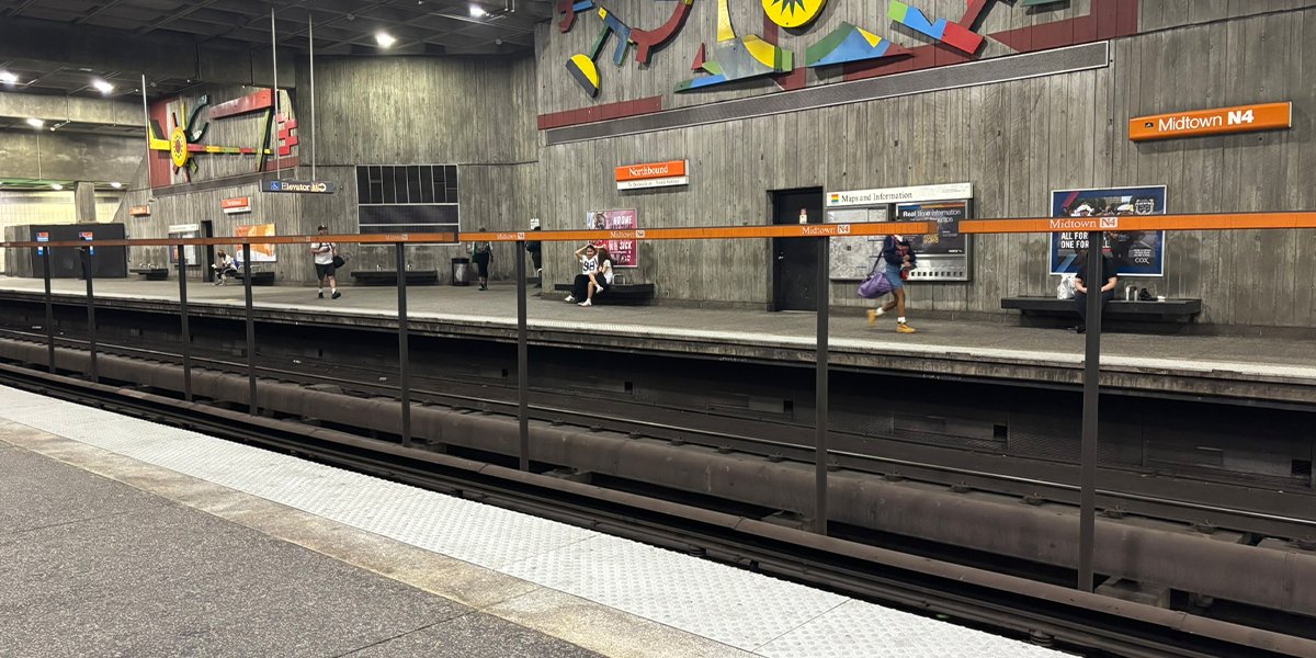 MidtownATL's tweet image. ๐งผ ๐งน โจ So fresh, so clean! Shout out to our partners @martatransit for putting in the work to clean, polish and pressure wash the Midtown MARTA station. Looking ๐ฏ good from top to bottom, inside and out! ๐ ๐ #midtownatl