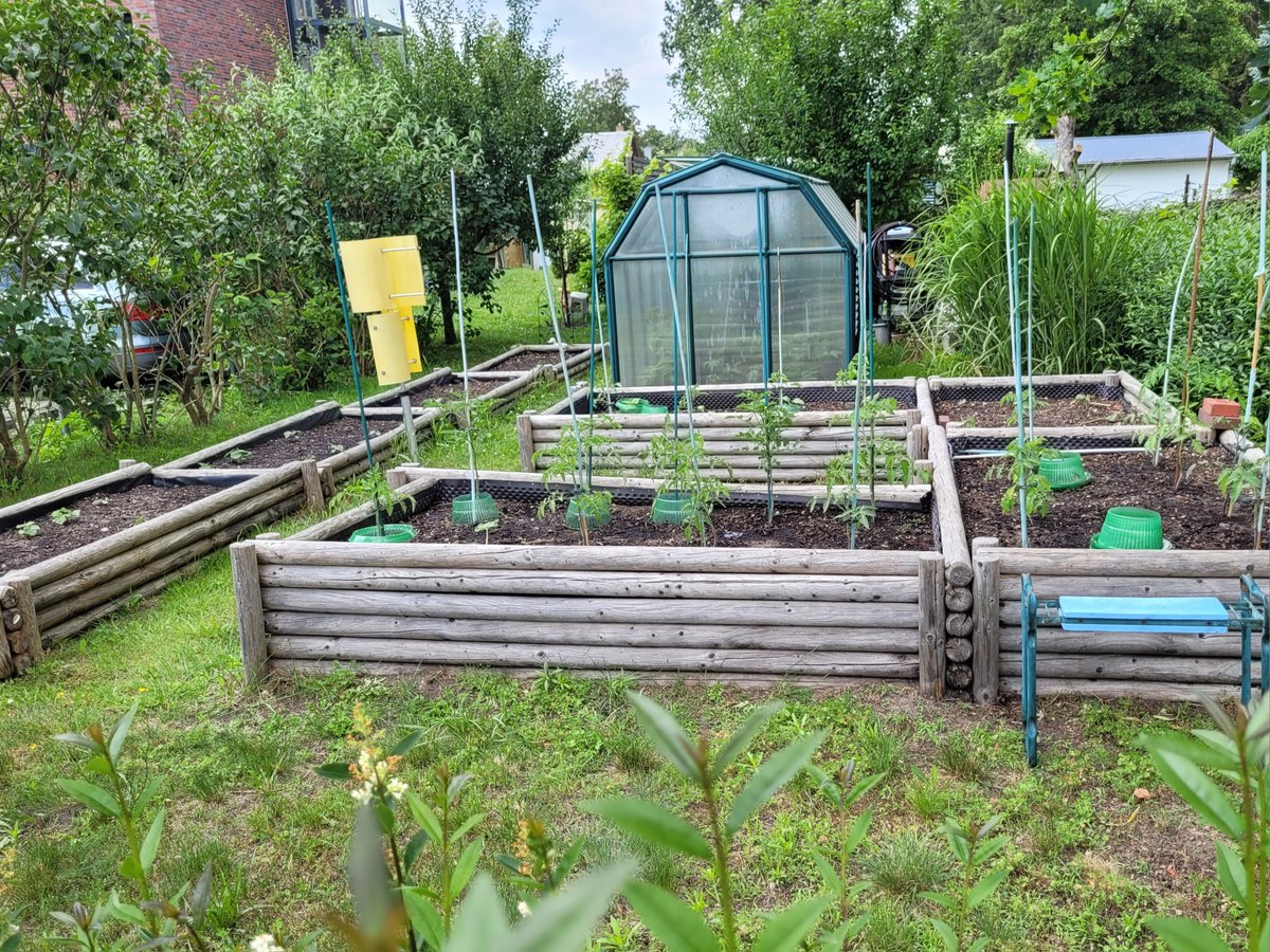 Der Trend geht zurück zur Natur! Ein Hochbeet und #Gewächshaus im Garten sorgen nicht nur für gesunde Ernährung, sondern auch für den perfekten Ausgleich zum stressigen Alltag. Werden Sie zum Anbauspezialisten! 🍅🌿 #Gartenarbeit #Bauen #Garten #Hochbeet blockhaus-kuusamo.de/garten/