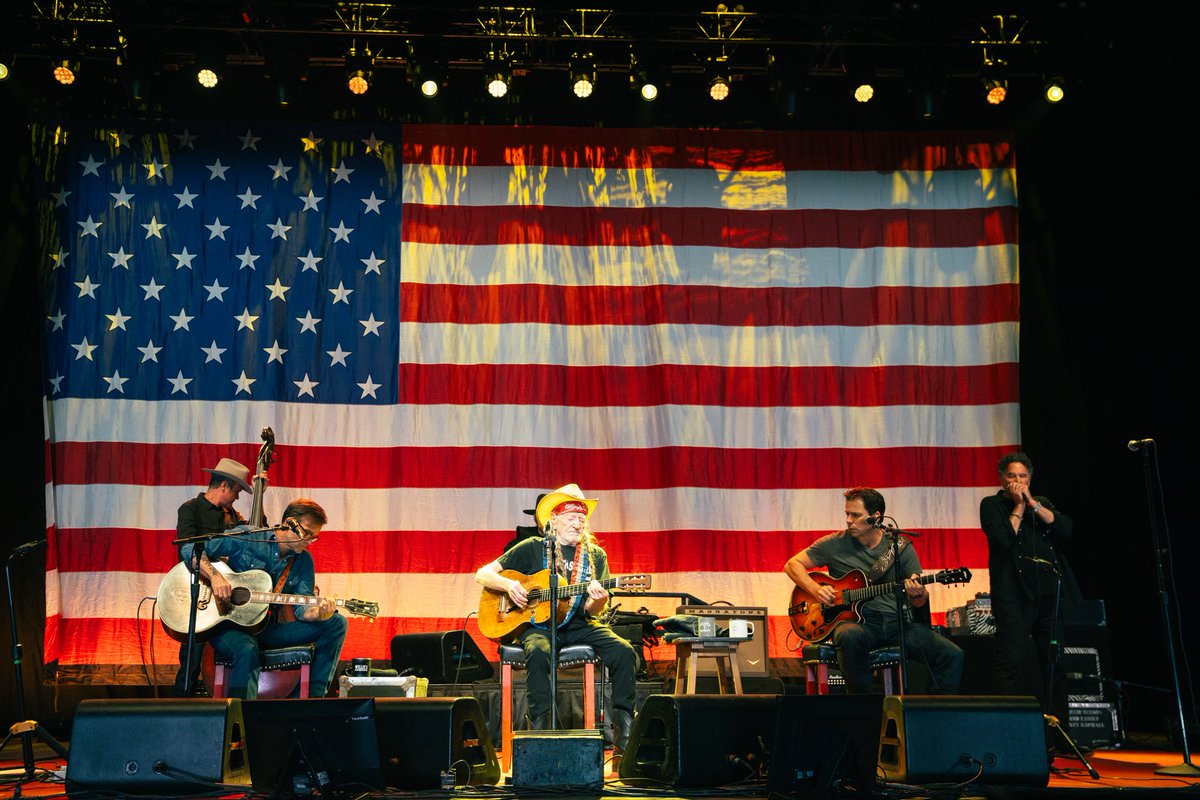 WillieNelson's tweet image. Celebrate 10 incredible years of #OutlawMusicFest! We’re kickin’ things back off tonight in Michigan. You can get your tickets to a show now: willienelson.com/pages/tour
📷: Aubrey Wise