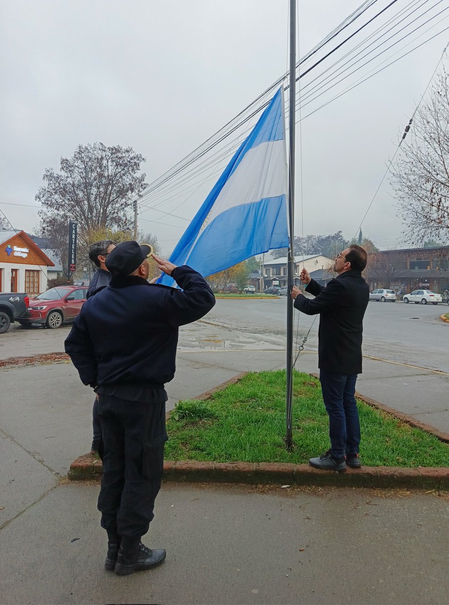 IvanFernandezLP's tweet photo. 👏🏽🇦🇷🧉🇦🇷👏🏽
Hoy estuve en el acto que realizamos desde la municipalidad de Lago Puelo por EL DÍA DE NUESTRA BANDERA.

Agradezco la presencia de cada institución, autoridad y sobre todo de los y las docentes, los alumnos y alumnas de cada escuela puelense y de cada vecino y vecina, por recordar esos valores que simboliza nuestra bandera nacional: UNIDAD, INDEPENDENCIA, LIBERTAD y la SOBERANÍA de nuestra nación.

También agradezco la participación y colaboración de cada área, especialmente a la concejal Valeria Thalmann por sus palabras, la Dirección de Cultura y la Dirección del Área de la Mujer por el acto, las tortas fritas y por compartir algo calentito con los vecinos.

#LagoPuelo #Chubut #LagoPueloChubut #DiaDeLaBandera #DiaDeLaBanderaArgentina #Argentina