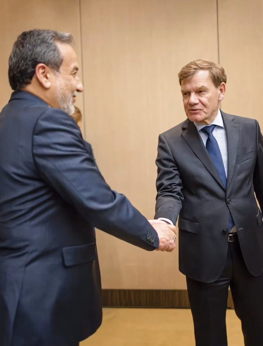 Die Sorte Politiker, die im Bundestag nicht zusteigen, wenn AfDler im Fahrstuhl stehen, aber kein Problem damit haben, dem Vertreter eines mörderischen Islamistenregimes die Hand zu schütteln.