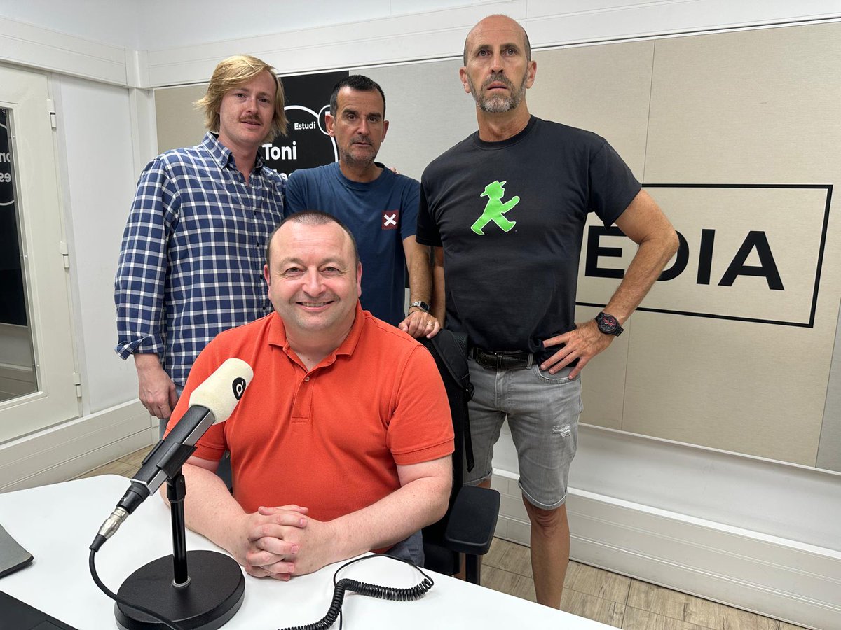 🗣️ Comença la tertúlia de #LíniaDeFons amb <a href="/salvafolgado/">salva folgado 🦊</a>, <a href="/jcvalldecabres/">JUAN CARLOS</a> i <a href="/sanchoder/">Luis Sancho de Rosa</a>

 🎙️<a href="/ximotamarit/">Joaquín 🇪🇸</a> 

🎧 Segueix-la en directe ací 👇 

▶️ web.apunt.es/RàdioEnDirecte