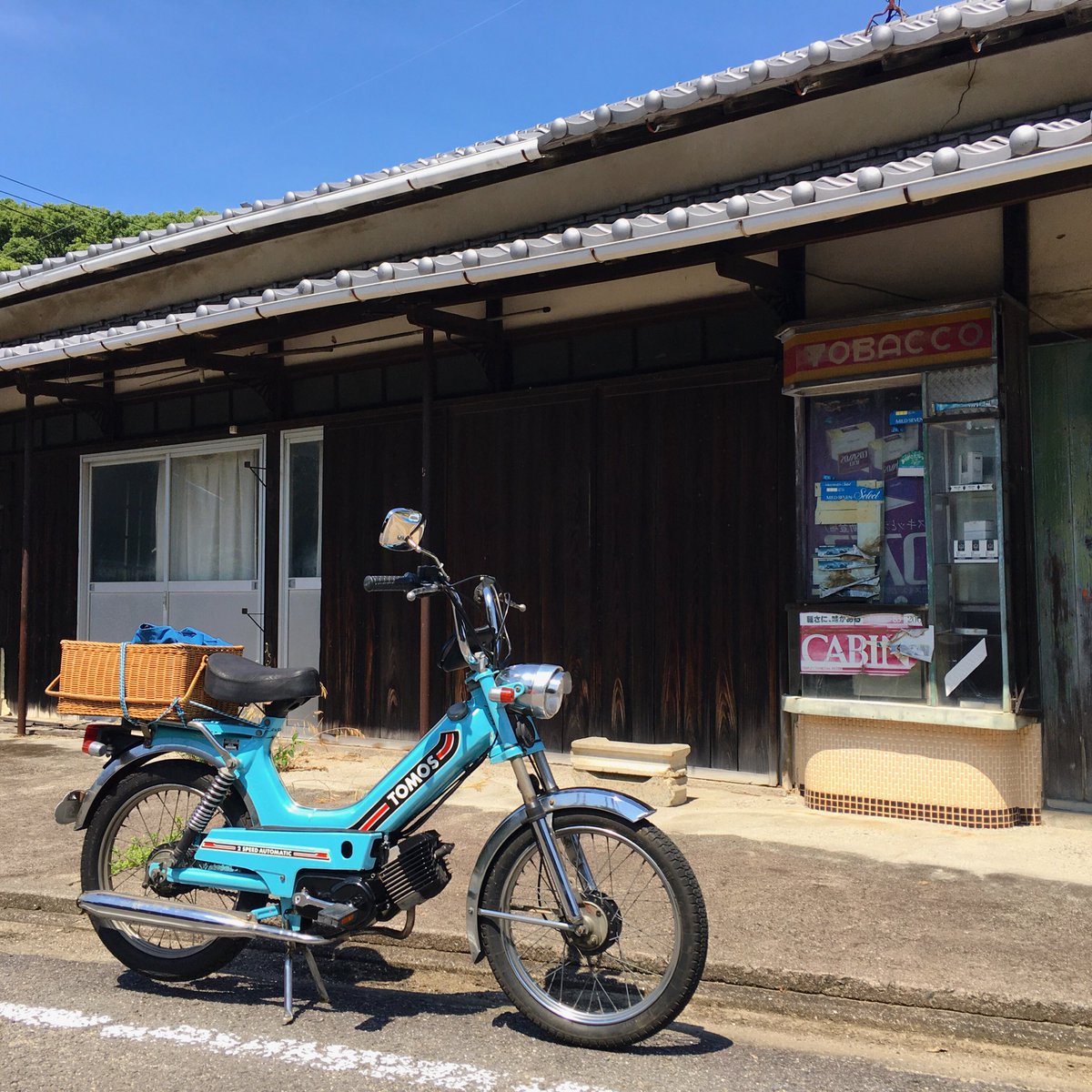 昨日も結構暑かったけれど、海岸沿いをトモスに乗って走れば、潮風が心地よく。途中で道に迷ったり、勘違いもしましたが、久しぶりに、楽しいツーリングが出来ました^ ^

P.S. この続きが気になるお方は、僕のInstagram☟をご覧ください^ ^

instagram.com/savignac2022

#トモス #ごごしま #レトロ看板