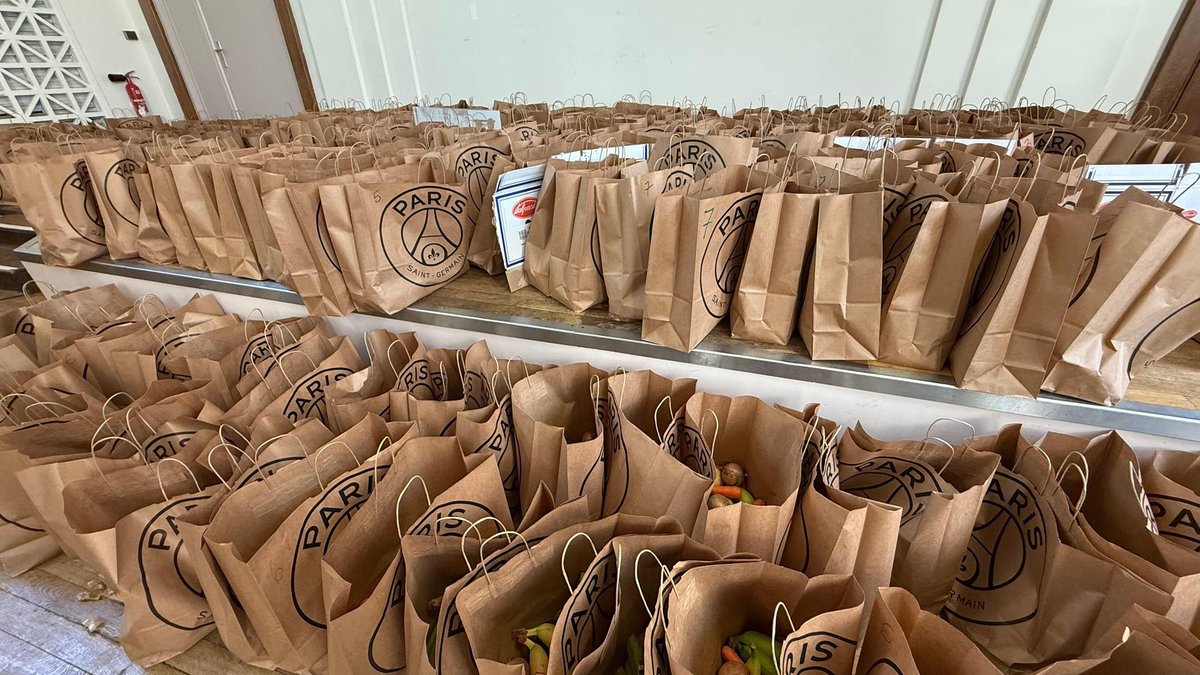 Ce 17 juin, le CCAS d’#Asnières a organisé sa distribution alimentaire :
241 familles aidées, soit 950 personnes
Colis de 5 à 7 kg : fruits &amp; légumes (LINKEE), denrées de base, produits d’hygiène 
Une belle chaîne de solidarité municipale &amp; associative !