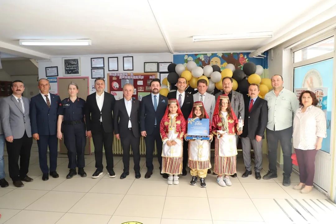Karatekin İlkokulunda gerçekleşen karne töreninde öğrencilerimizin  heyecanına ortak olduk.
Karne heyecanı yaşayan tüm öğrencilere ve öğretmenlere iyi tatiller dileriz.