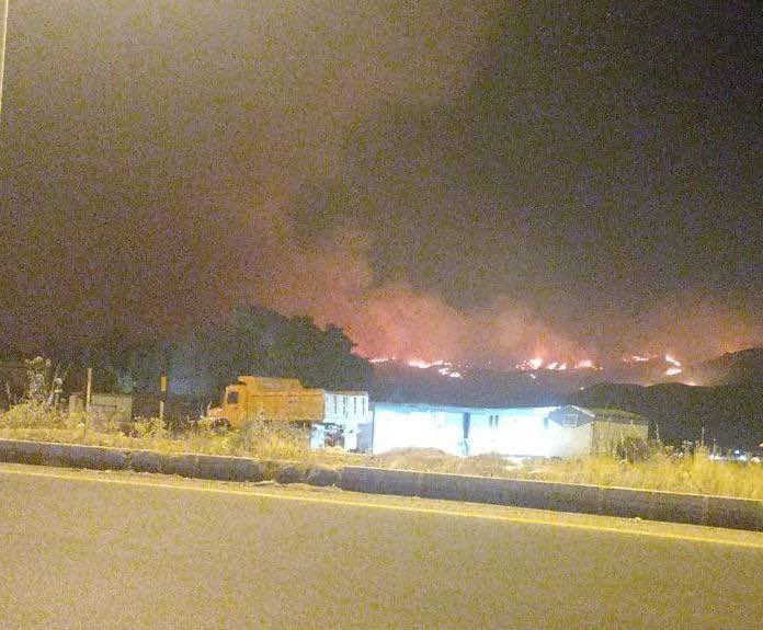🚨 BREAKING

The outskirts of Shiraz, Iran, are burning.

(News is arriving late due to lack of internet inside Iran)