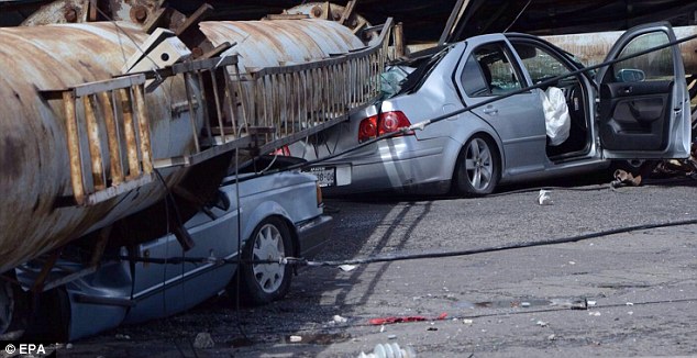 TheSDPadresFan's tweet image. (March 16, 2016) Metepec, Mexico - Moment cars get CRUSHED by advertising board after it blows over in storm and lands on busy road
This is the dramatic moment a large advertising billboard was blown over by strong winds - sending it crashing down on motorists below.
The…