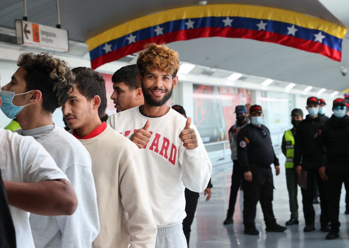 Ésta Gran Misión "Vuelta a la Patria" no la detiene nadie.

Retornaron al país 203 migrantes Venezolanos más, para ser este vuelo el Número 35.

El gobierno de Venezuela no descansará hasta traerlos de vuelta a todos, incluyendo a los secuestrados en el salvador.