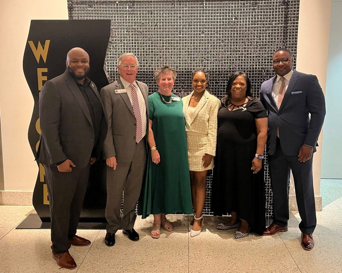 UAAlumniAssoc's tweet image. Last weekend, The Malone Society (a chapter of the National Alumni Association) hosted the 3rd Annual Malone Awards, a signature celebration recognizing Black excellence, leadership and impact. Congrats to this year's award recipients! 🥂🏆
