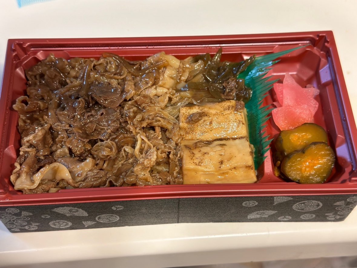たまに食べたくなるシリーズ🍱阪急百貨店のすき焼き牛弁当🍱✨また食べたいです😋
本日は健診に行ってきたのですが、まだ調子が悪いままで、朝から持病のイレウスと闘っていたので、また食べれるようになりますように✨