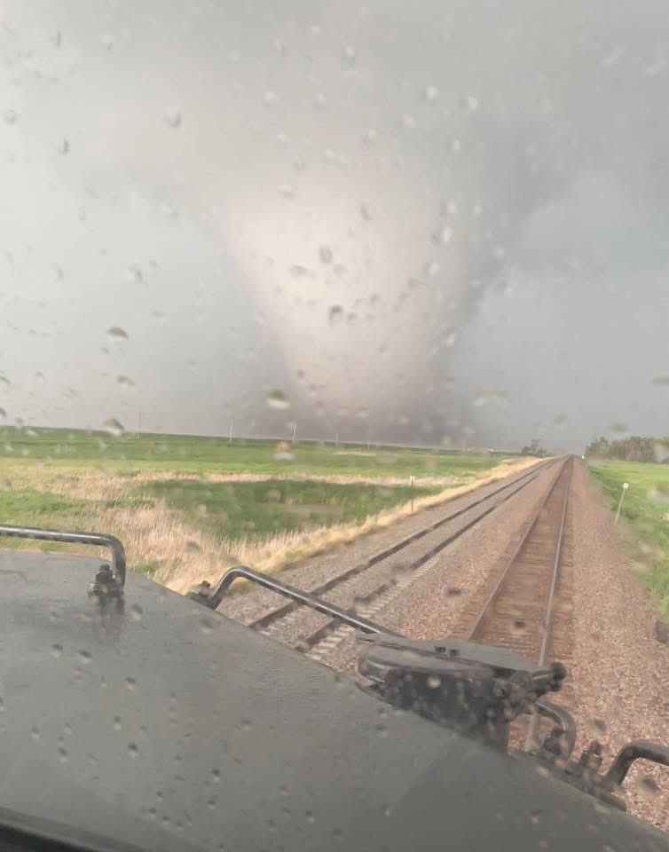 NickHorob's tweet image. A friend is a BNSF train conductor (@RobbLunak). This was his view this evening near the Spirtwood, ND ethanol and soybean meal plants this evening.