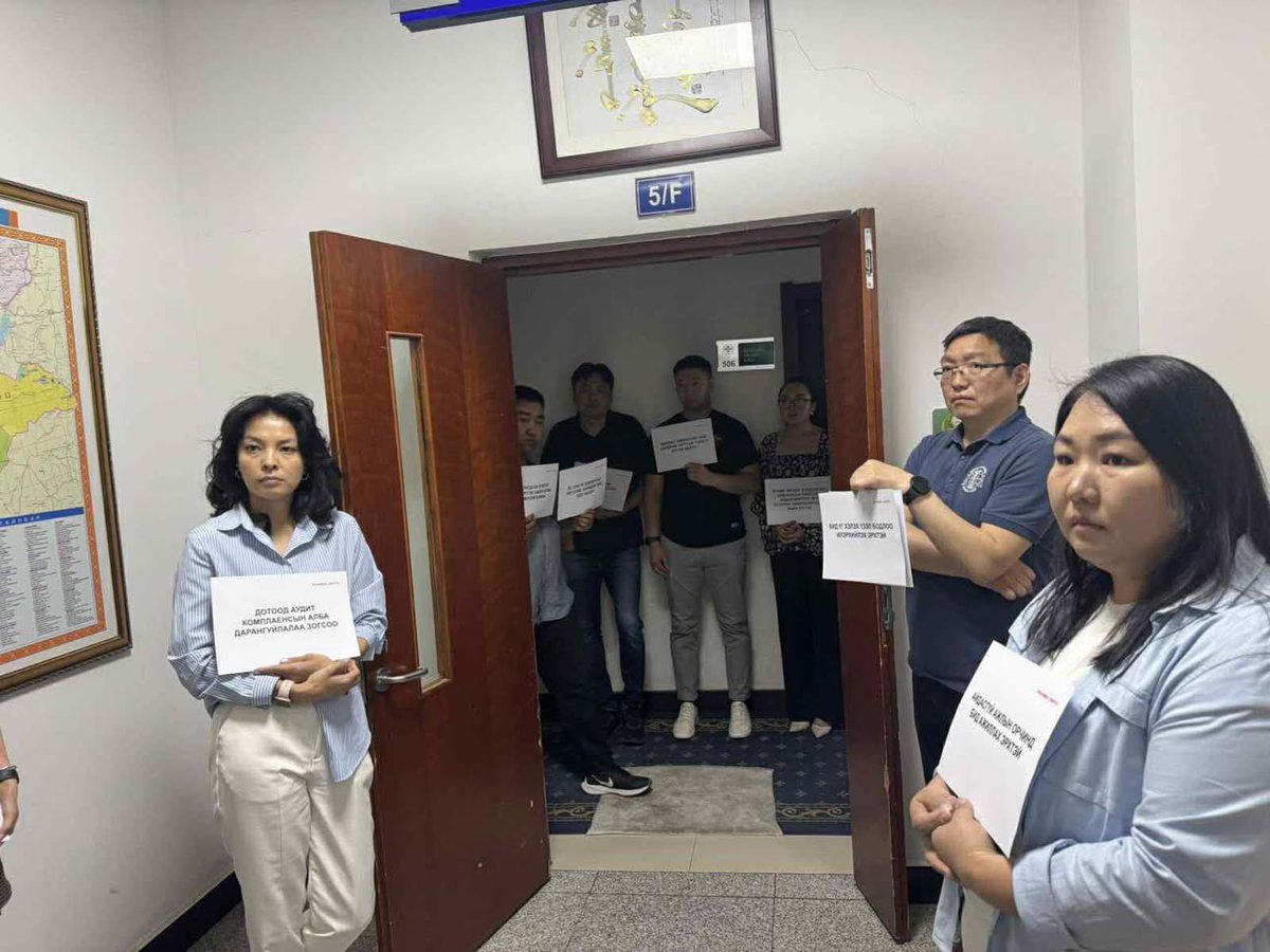 Оюун-Эрдэнэ 5 жил ЕС хийхдээ маш олон хууль бус томилгоо хор хутгаж хийсэн эхнээсээ мултарч эхэлжээ МҮХАҮ-н тэхнмийн даргаар хор хутгаж дарга болсон нөхрийг ажилчид нь эсэргүүцээд огцруулсан гэнэ. 

#ОгцрохАмархан байх хамгийн зөв шийдэл. Сонгогддог дарга нар хариуцлагтай болно.