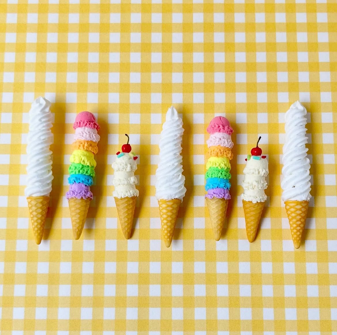 roco_jam424's tweet photo. レジンと粘土で小さい物作ってます🍦

 #作品を載せて自分の作品を知ってもらおう https://t.co/sKaZCDy1xn