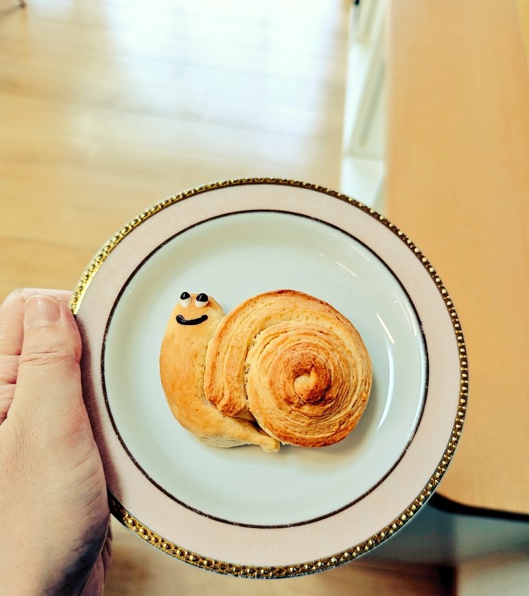 ＼6/21(土)11:00〜16:00/営業中／
涼しい浜風に吹かれながら…のんびり営業中！　

◎カタツムリスコーンは12:30頃出来上がり予定です🐌

◎フレンチトースト(限定1.5食)　
◎国産レモンのシフォンケーキ
◎台湾パインのソルベ
◎いわき苺のソルベ
◎8周年感謝祭
(ソフト、フロートが安い！)