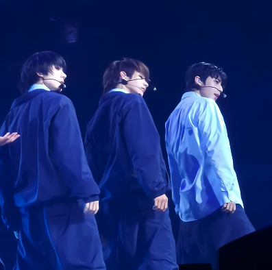 mitch989230's tweet image. YOU ARE SO FREAKING SYNCHRONIZED THAT EVEN YOUR NOSE ARE AT THE SAME DIRECTION!!!
HAHAHA
#AHOF #아홉 #WHOWEARE
#JL #제이엘
#PARKHAN #HAN #박한
#JEONGWOO #서정우
@AHOF_official
AHOFs 1ST STAGE AT MYKFESTA #AHOF_MyKFESTA2025
#마이케이_아홉첫무대
#마이케이페스타