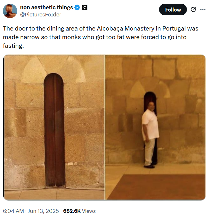 This was not some sort of anti gluttony door but just a serving door used to pass plates and possibly tables to and from the kitchen.
More information here;
fakehistoryhunter.net/2021/10/09/not…