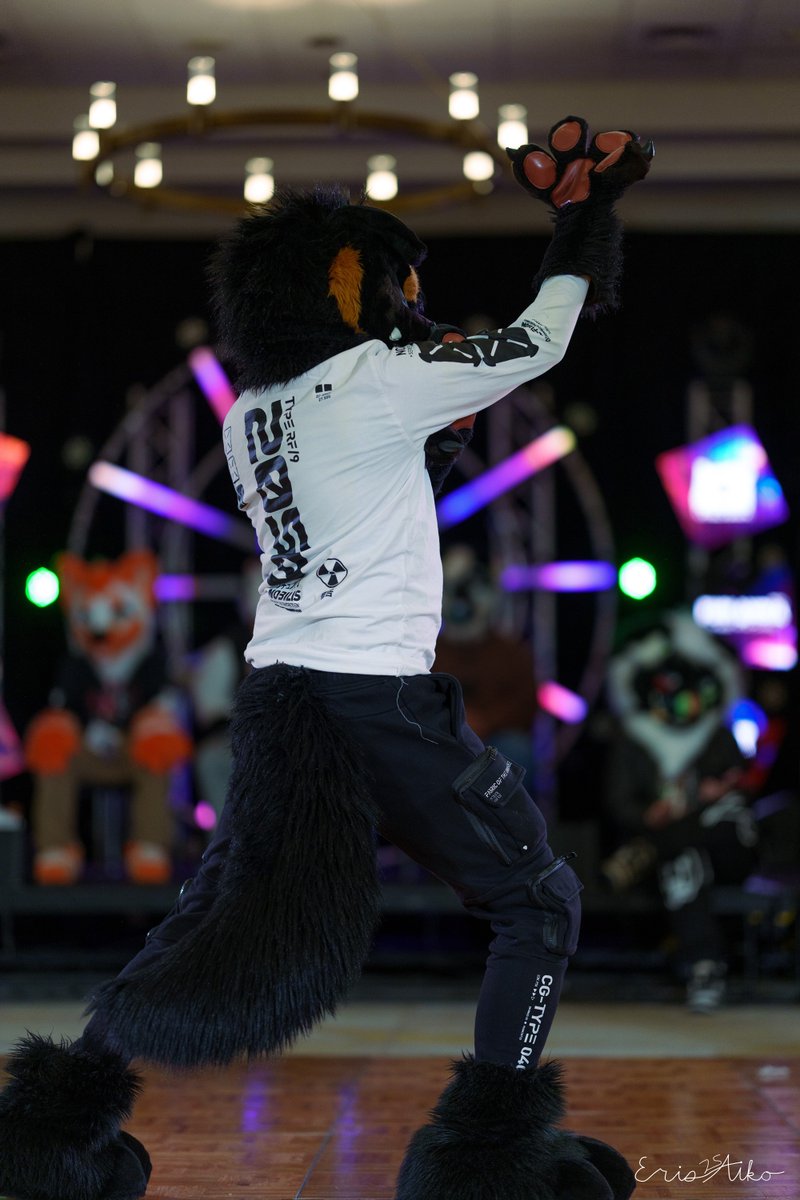 On the dance floor! Ignition's techwear partial outfit, I think it matches the personality well!
#fursuit #fursuiting #fursuitfriday

📷: <a href="/ErisAiko/">Eris</a>