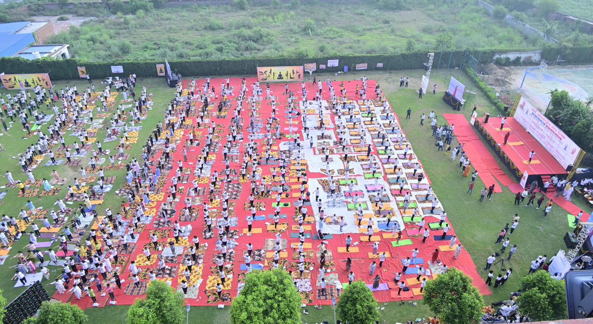 आई.एम.एस. कॉलेज, डासना, गाज़ियाबाद में आयोजित 11वें अंतर्राष्ट्रीय योग दिवस कार्यक्रम में सहभागिता कर, माननीय प्रधानमंत्री श्री <a href="/narendramodi/">Narendra Modi</a> जी के प्रेरणादायी उद्बोधन का सजीव प्रसारण सुना एवं योगाभ्यास में भाग लिया।

योग न केवल भारतीय संस्कृति की प्राचीन धरोहर है, बल्कि यह