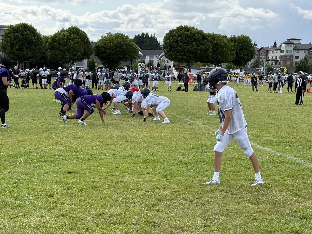 FosterHSFB's tweet photo. The Bulldogs competed and worked together as a TEAM at the Thurston County Football Camp at Tumwater HS this weekend. We can’t wait to get back to work next week to continue getting 1% better each day! #teamcamp #gobulldogs #TEACHU #dogvsdog #fosterDNA https://t.co/gy8YmNUmdw
