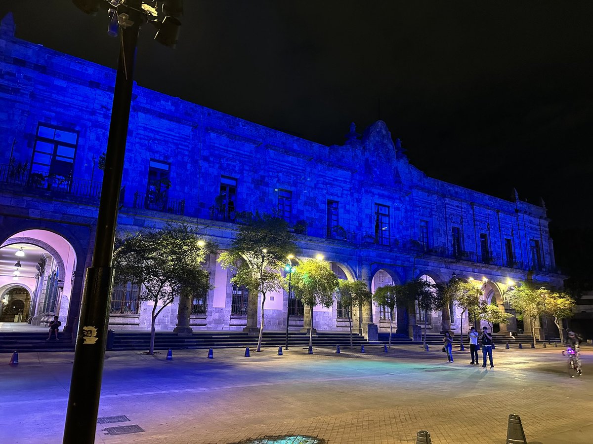 Esta semana, Guadalajara se ilumina de azul en solidaridad y conmemoración del #DíaMundialDelRefugiado. 

Porque nadie elige ser refugiado, pero todos podemos elegir la empatía 💙🙌🏽