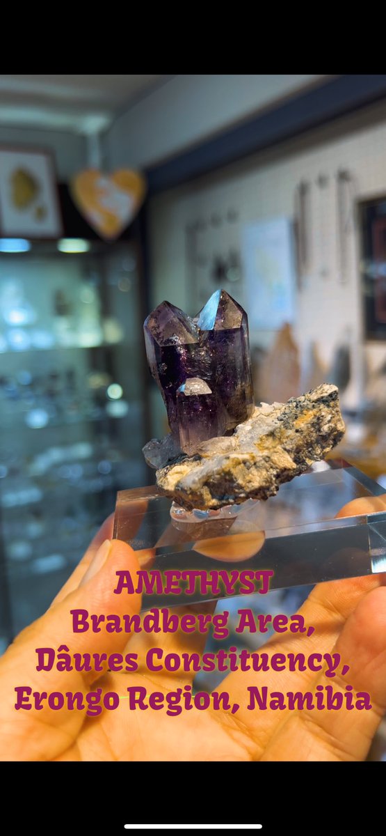 ameri_shimizu's tweet image. 【魅せられる紫💜】
ナミビア・ブランドバーグ産のアメジスト。
母岩付き単結晶、透明感と深い紫が美しい…！

Brandbergの力強いエネルギーをそのままに🪨
#アメジスト #鉱物標本 #Brandberg #天然石好きと繋がりたい