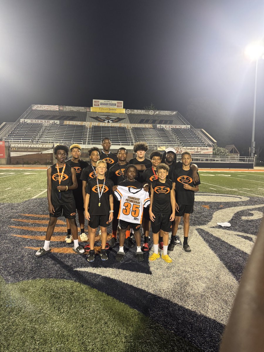 WhiteMamba32_'s tweet photo. 423 Elite @TNFutureStars #ChattTownFinest @RASTAsWorld  @ReggieHubbard13 Alontae Trammell, Tyce Taylor, Bo Leach, Landon Williams, David Knowles, I-Key Lewis, @AndrewW75454029 https://t.co/3dNTG3Cc6h