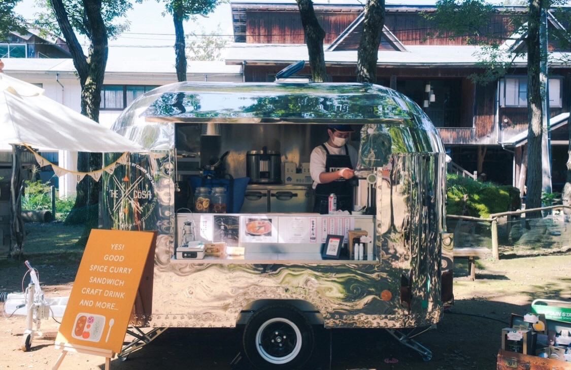 tohogusauna's tweet photo. 【第8回トウホグ蒸祭　追加出店情報】
COSA CURRY

山形県米沢市を拠点に、テントサウナイベントを企画するスパイスカレーのキッチンカー！地域の人・食・文化を繋げる活動を行い、今回のイベントでは2種あいがけスパイスカレー、ラムチョップステーキ、ドイツソーセージ料理などを提供予定です◎ https://t.co/KztQgVCFfE