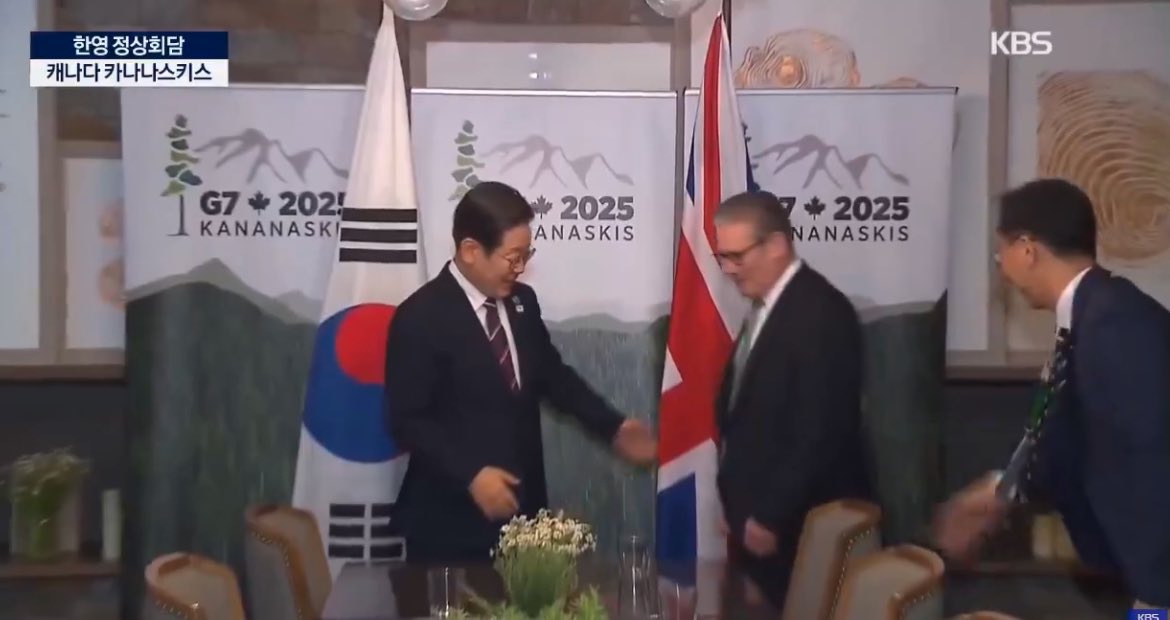 이 장소가 그 호텔일걸 
마치 G7 정식 정상회담 장소인냥 ㅋㅋㅋ
뒤에 세장 걸고 테이블 급조해서 
급조했으니 테이블에 명패 국기도 없고 
그러니 안내며 한국측이 저렇게 하고 
스타머는 어리둥절 
이재명은 또 그러니 손님맞이 하듯 
저 육갑을 떨었지