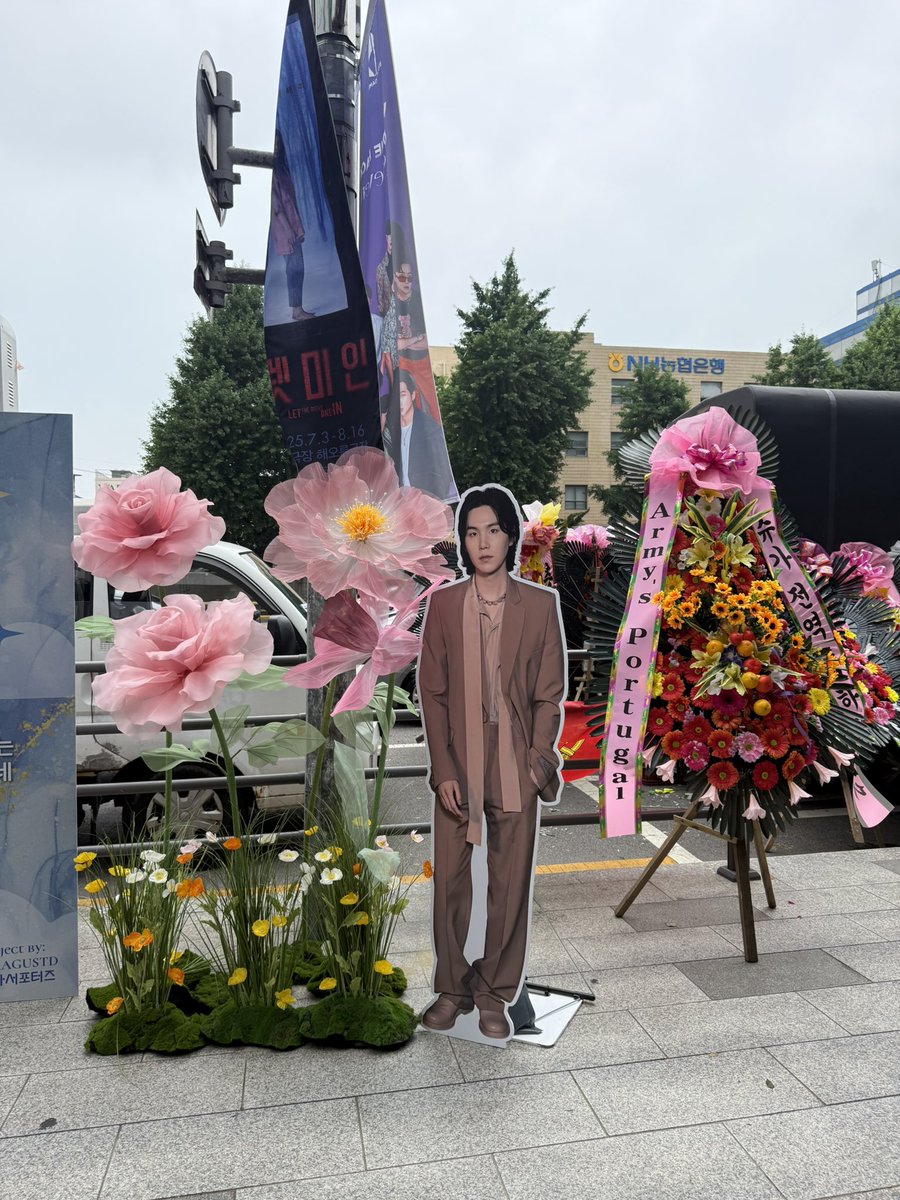 TashiiRose_'s tweet photo. ARMY has shown up and showed out for our SUGA and you can see how happy army is that our 7 are finally back! So many installations, banners and activities happening!! 

#SUGAisBACK 
#WelcomeHomeSUGA 
#our7ishome 
#YoongiHomecoming https://t.co/sh0Wysp9lh