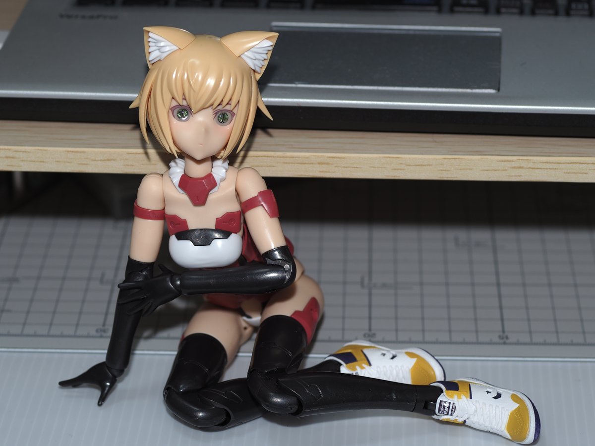 ガチャのコンバース、グランデスケールにちょうどいいサイズ感
装着には一部加工が必要で可動域狭くなるけど見目が良くなる気がするw