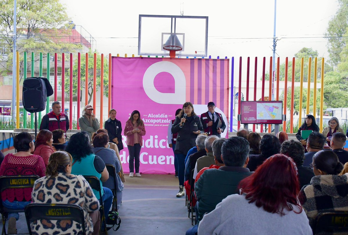 AzcapotzalcoMx's tweet photo. Aquí no solo informamos en redes, también damos la cara en territorio.
Tras compartir en nuestras plataformas los avances logrados gracias a la Jornada de Bienestar en tu Comunidad, hoy realizamos una rendición de cuentas presencial, junto a vecinas y vecinos de #Pasteros, encabezada por nuestra alcaldesa @NancyNunezmx.
🗣️ Escuchamos, actuamos y volvimos para rendir cuentas de frente, como debe ser.
Porque el bienestar se construye en comunidad. #BienestarParaElPueblo