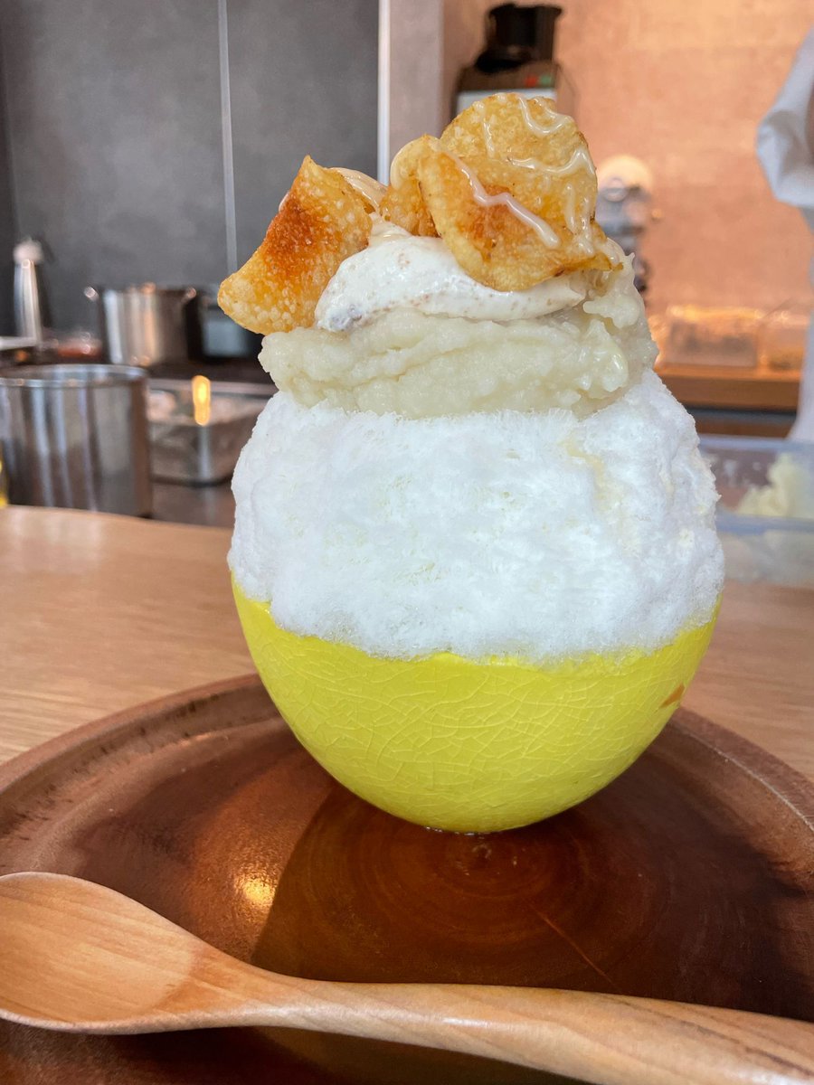仕事帰りかき氷活動

じゃがいもを使ったかき氷。
天辺の自家製ポテチトッピングと新じゃがのピューレがもったりおいしい。
西京味噌クロッカンクリームはほんのり甘い味噌を感じてなんだか不思議な味わい。
中のオリーブオイルのマスカルポーネはオリーブオイルがめっちゃ香りが良くて、もう大好き♡