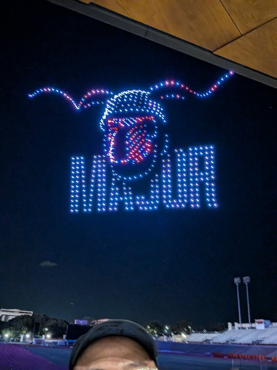 davidchen10's tweet image. I/we did a drone show! #BLASTMajor