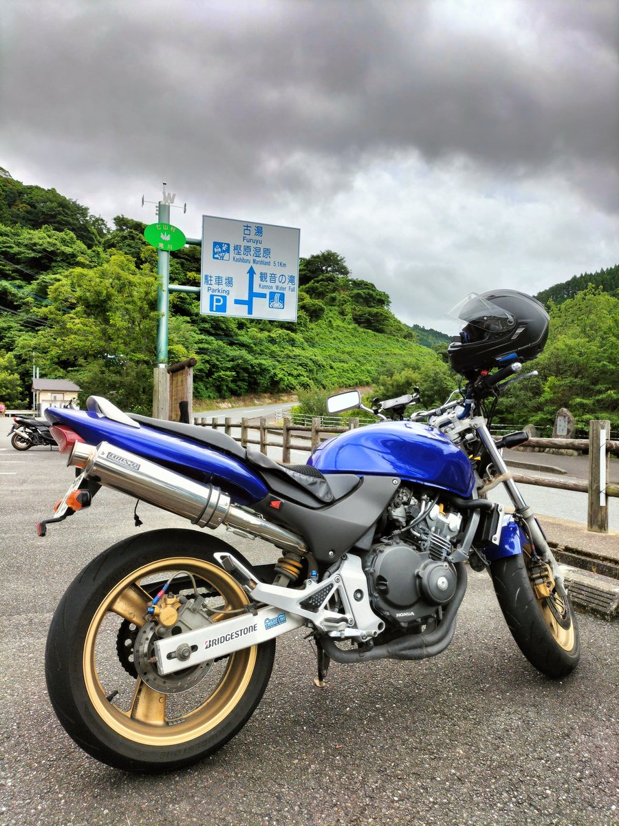 RETURN_HORNET's tweet image. #ホーネット250
2ヶ月振りに朝活ソロツーで
新規ルート開拓も兼ねて観音の滝へ
日本の滝百選らしく、いい感じだが
今は遊歩道が閉鎖されててちょっと
残念、帰りはいつものダム公園の
キッチンカーのホットドッグで〆