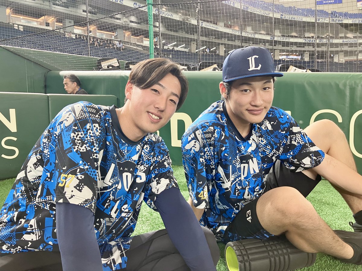 lions_official's tweet photo. 今日から一軍に合流した #羽田慎之介 投手。
同い年の #黒田将矢 投手とのツーショットをお届けします！

#埼玉西武ライオンズ #seibulions #ALLONE https://t.co/Iz6hwzT5Yw