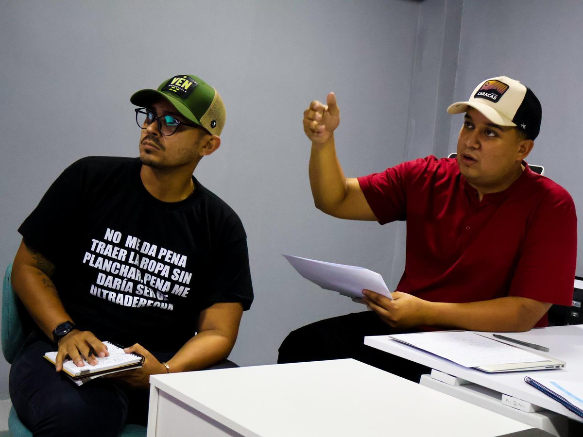 Hoy participamos en una videoconferencia nacional en el marco de la 1ra Consulta Popular de la Juventud 🗳️🇻🇪

Desde el Movimiento Jóvenes del Barrio tenemos presencia en el 5% de los Circuitos Comunales de todo el país 🥊

#LaJuventudPostulaYDecide
#ConsultaPopularJuventud