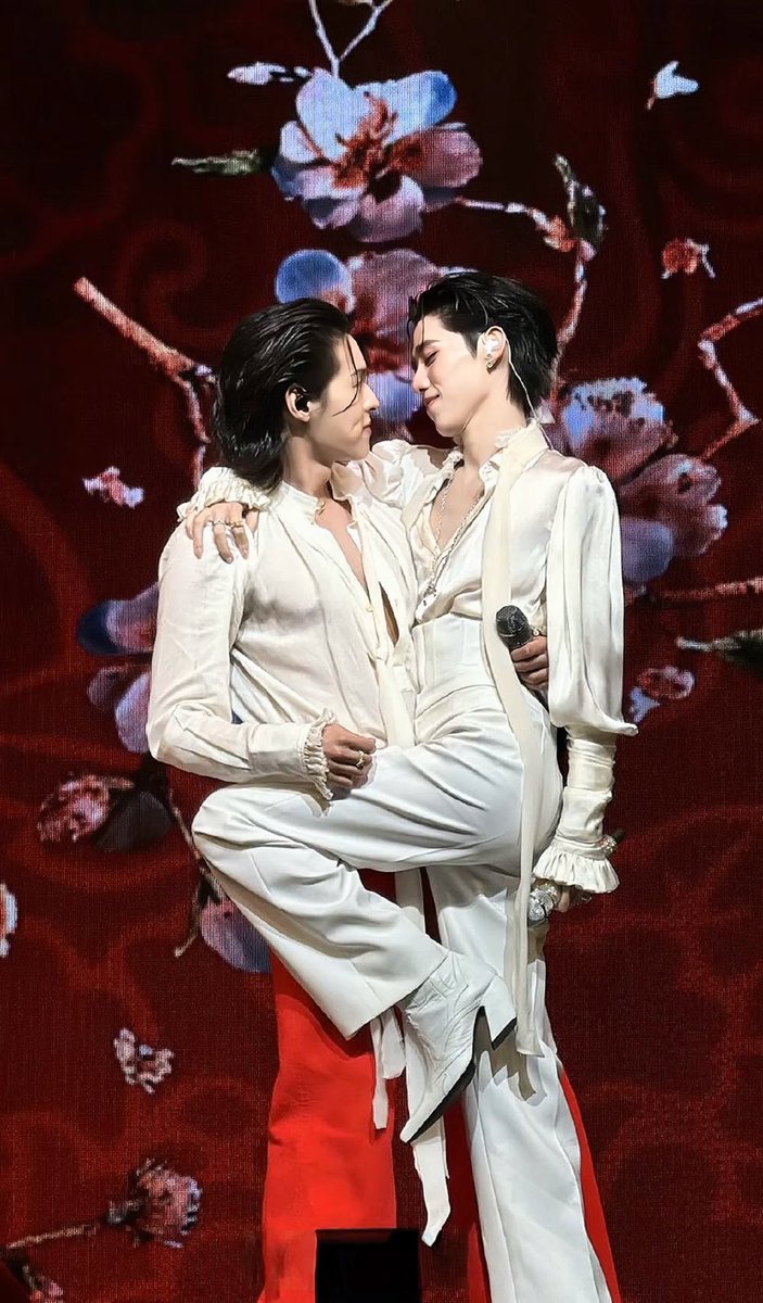 ป้าดดดดดดคอมโพสรูปนี้ ละฉากหลังอีก กุนึกว่าหลุดออกมาจากนิยายมาเฟีย งานแต่งนายใหญ่ประจำตระกูลกับนายหญิงคนใหม่งี้🤧