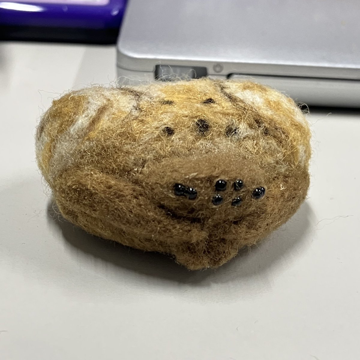 events_rabbit's tweet photo. 羊毛フェルトでオオトリノフンダマシ作った https://t.co/6ITWSXnQyr