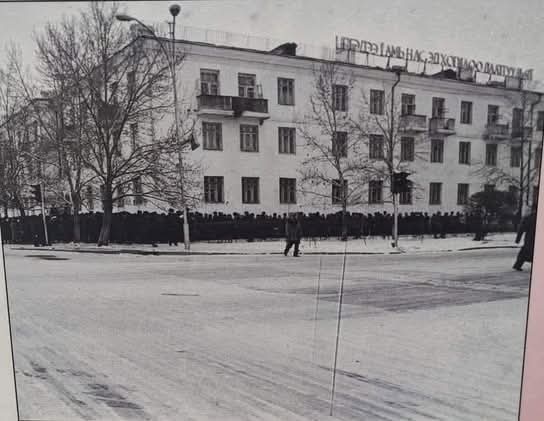1990 онд ч бас түгжрэл байсаан бсн  👌