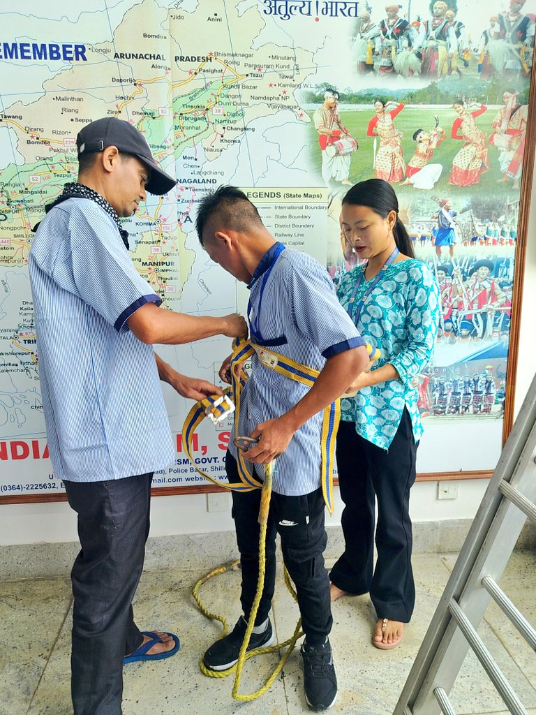 aaishillong's tweet image. Up and above—keeping every corner spotless!
Our hardworking housekeeping staff gears up with safety harnesses to take cleanliness to new heights.
@AAI_Official @aairedwr #ShillongAirport #AirportDiaries #CleanAndSafe #TeamworkInAction